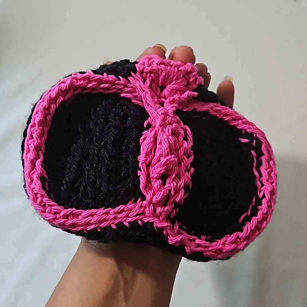 Hand Crafted Hand Knit Crochet Hand bag black & Barbie Pink Bow silhouette 6